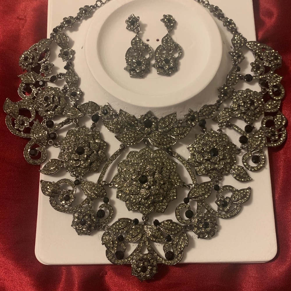 Costume jewelry set necklace and earrings